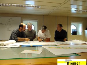 (De gauche à droite) Michel Cremer,  David Menier, Jean Francois Bourillet and Jean-Yves Tous en train d'interpréter des données de sismique