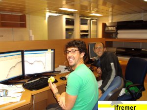 Vincent Guilbaud (gauche) and Mathieu Kerjean (droite) entrain de traiter les données de chirp